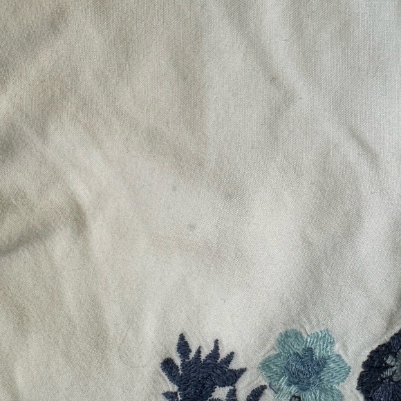 Abercrombie & Fitch White Embroidered Shorts size Large - Picture 4 of 4